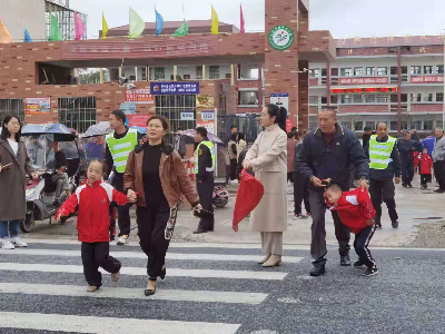 【我为群众办实事】太阳升镇：“爱心护卫队”撑起孩子交通安全的保护伞