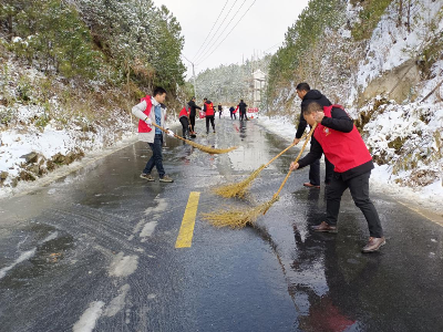 【我为群众办实事】黄龙乡扫雪除冰消隐患为民服务显初心