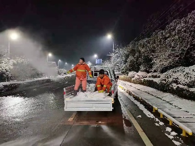 修水降雪后 城管人迅速破冰除雪保亮保绿保安全！