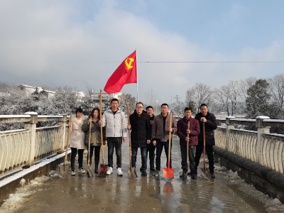 西港镇：党员引领 共同应对冰雪天气