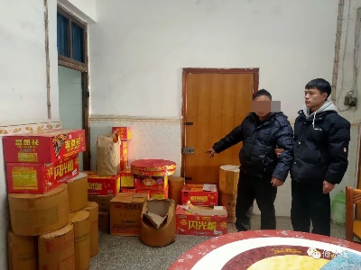 危险！近300件烟花爆竹“藏身”民宅，修水查处非法储存烟花爆竹窝点