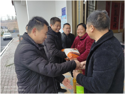 县新城管委会深入古市镇苏区村开展春节前走访慰问