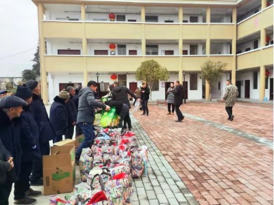 爱心企业到路口乡敬老院开展关爱老人活动