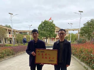 【暖心】爱心人士捐物资 情暖山口敬老院