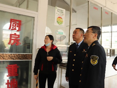 县市场监管局开展全县食品安全“守底线、查隐患、保安全”专项行动