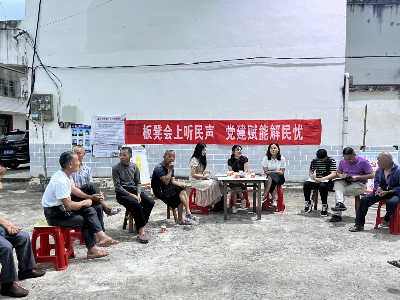 陈荣霞到庙岭乡戴家村参加“板凳会”