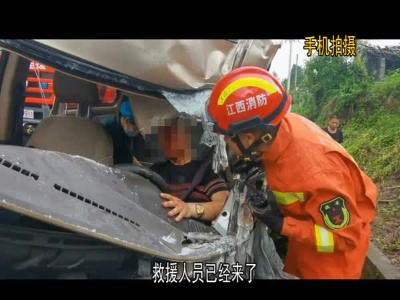 暴雨致两车相撞1人被困   消防紧急救援脱困