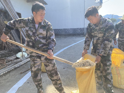 漫江乡民兵旗帜在抗旱一线飘扬