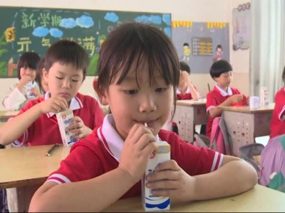 中粮蒙牛集团到杭口镇双井小学举行爱心捐赠活动