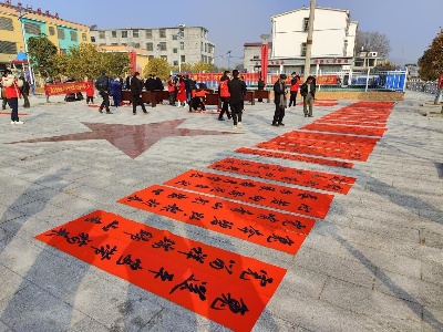 黄龙乡举办“翰墨寄情二十大，诗书黄龙迎新春”送春联、字帖文化活动