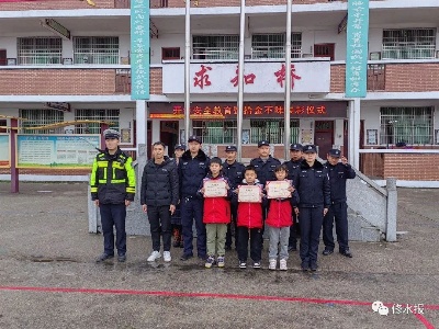 三少年捡到钱包 警察叔叔点名表扬：拾金不昧，他们真做到了！