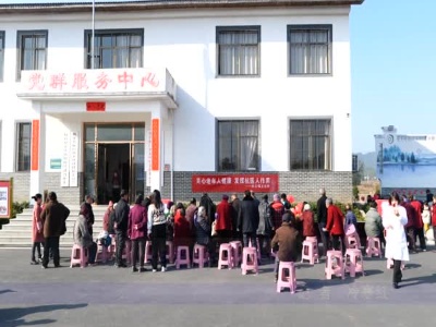 大小牵小手  同心学雷锋