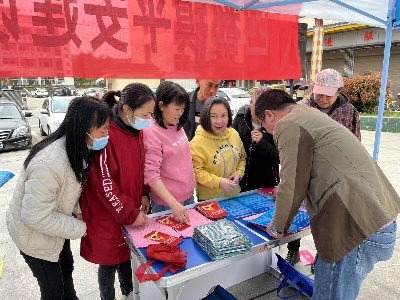 四都镇开展“平安建设主题宣传月”暨“抵制高价彩礼倡导文明新风”集中宣传活动