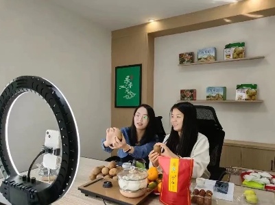 【e媒头条】“归雁”群群振翅飞！看修水县如何创造大山深处搞工业、石头缝里建工厂的“工业传奇”