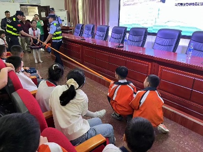 修水县第一小学举办防溺水救护技能专题讲座