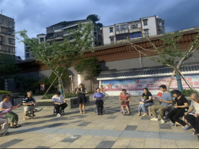 【“三联三共”  党建赋能】义宁镇凤凰山社区：板凳会上话家常  夜间巡逻保平安 