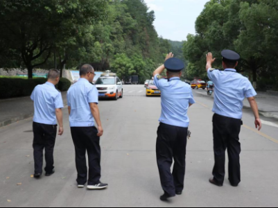 修水县交通运输综合行政执法大队对出租车进行全面“体检”