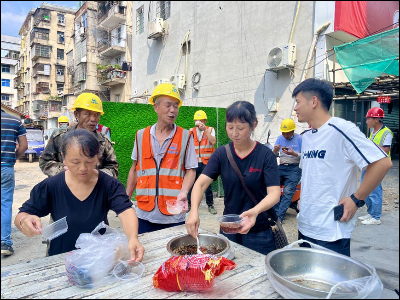 义宁镇万坊社区：居民自制凉粉为一线工人送清凉 