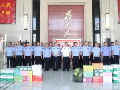 高温慰问送清凉 情系一线润警心