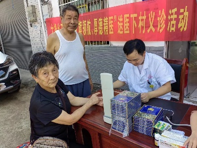大椿乡科技志愿者开展义诊活动