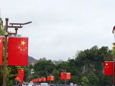 国旗飘扬，彩旗招展。修水县城迎国庆，唱响军歌歌咏大赛氛围正浓 