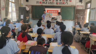 布甲司法所开展法治进校园活动
