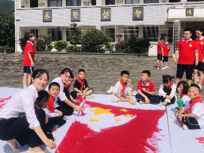双井小学迎国庆  百米长卷师生同画
