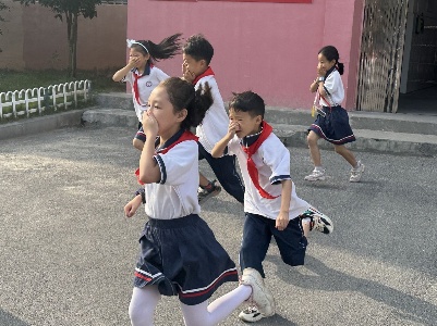 县一小举行消防疏散演练