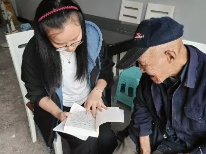 【学思想 强党性 重实践 建新功】西港镇：“银青”党员结对互助互学推动主题教育走深走实