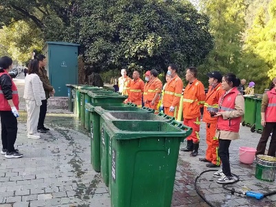 清洗城市“家具”  焕新城市“容颜”