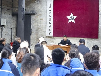 县六中党支部组织党员教师、共青团员到秋收起义修水纪念馆开展主题党日活动