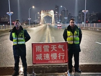 大雪无声心有责，撒盐除雪保畅通！