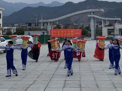 “花灯送福千万家，爱心奉献你我他”