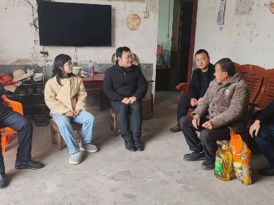  春节慰问送祝福 岁寒情深暖人心 ——县投资集团开展春节走访慰问活动