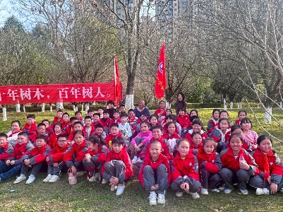 修水县第一小学组织学生前往大洋洲公园开展义务植树实践活动