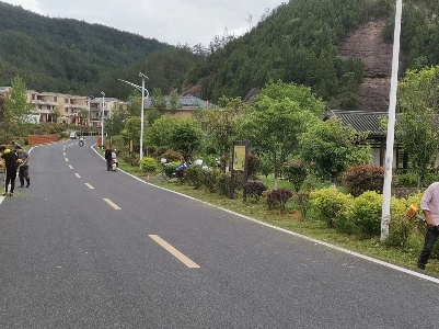 余塅乡开展迎“五一”环境整治活动