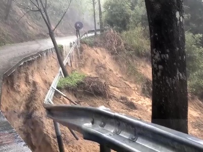 强降雨致路段塌方 党员干部迅速抢险