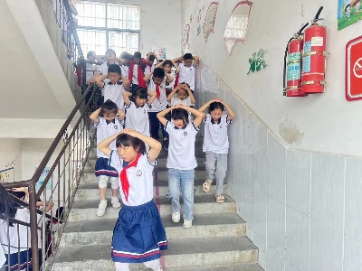 修水县第一小学举行防震应急疏散演练