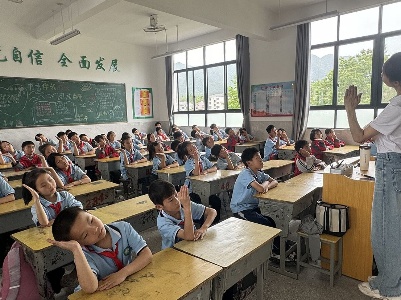 县一小与上奉镇中小开展“携手同行·共筑明天”城乡共同体手拉手献爱心活动