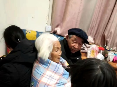 这位80后马坳姑娘一个背靠背的动作，却带来心贴心的温暖…