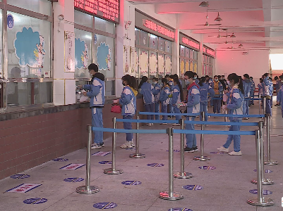 江西彭泽：学校错峰错时就餐 学生安全安心复学
