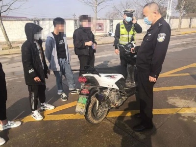 细思极恐！庐山市交警路遇“鬼火少年”一拖四，想想都后怕