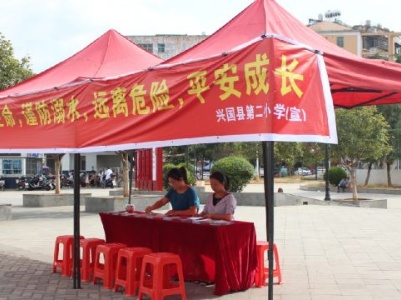兴国二小教师走上街头，就是为了做这件事！