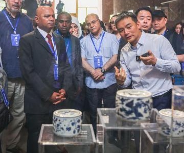 外国驻华使节团走进“千年瓷都”景德镇 感受中国陶瓷文化魅力