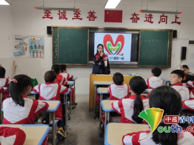 南昌大学龚全珍研支团在共青城精准扶贫暖童心