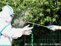 感谢他们在烈日下守护居民健康，也请一定要保护好他们！