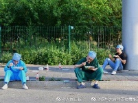 感谢他们在烈日下守护居民健康，也请一定要保护好他们！
