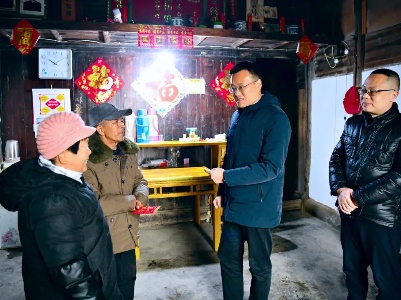 盛炜赴江洲镇开展春节走访慰问