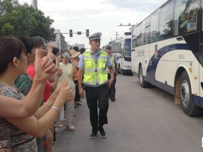 曾春亮落网，乐安县山砀镇群众自发欢送凯旋而归的全省各地前来支援抚州的公安干警、武警官兵。。。