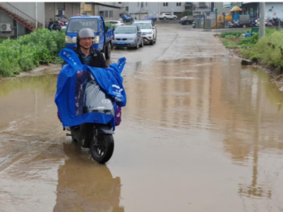 都昌镇城郊社区：解决道路积水 畅通居民出行路